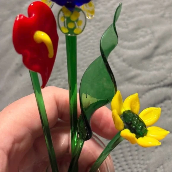 Murano Style Vintage Glass Flower Bouquet – Handcrafted Art in Vase - Picture 10 of 13